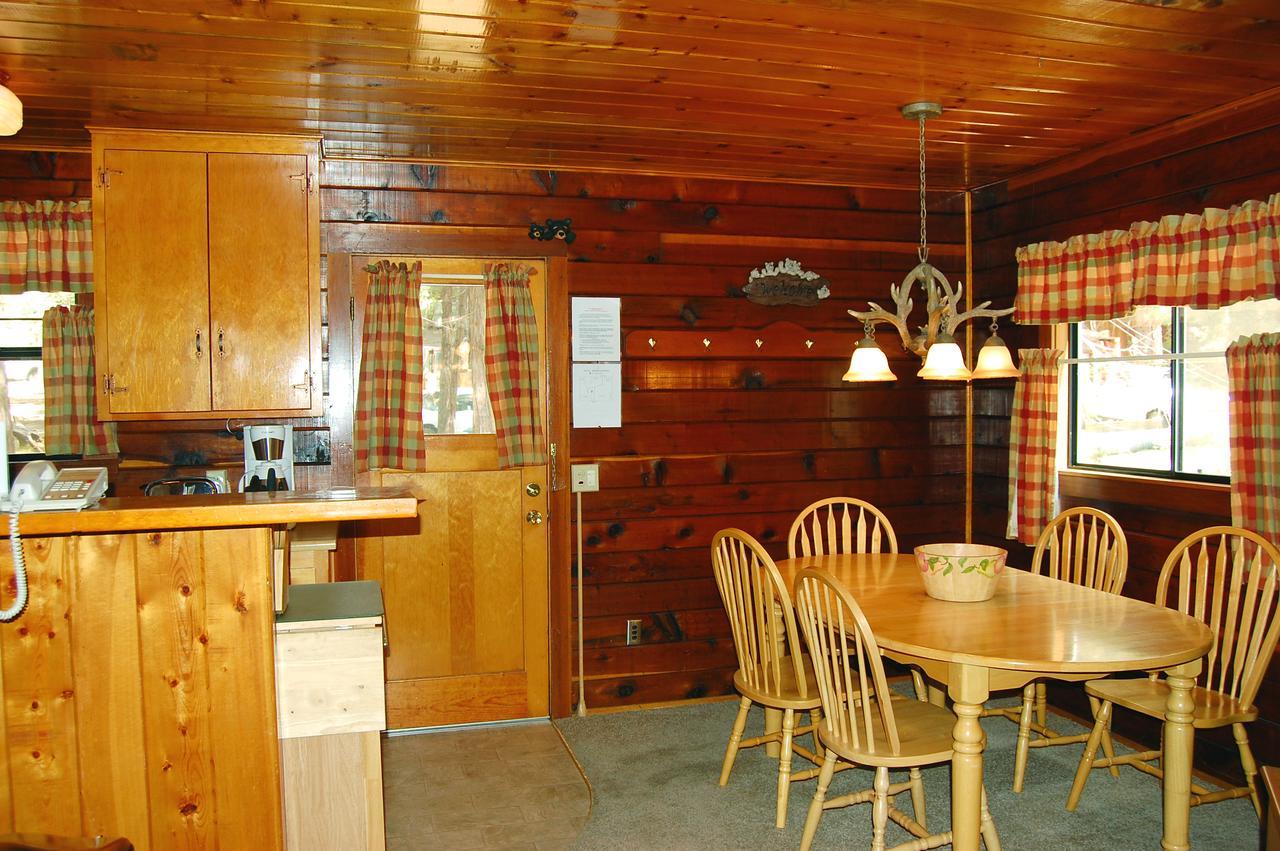 35 Cubbys Den Villa Wawona Room photo